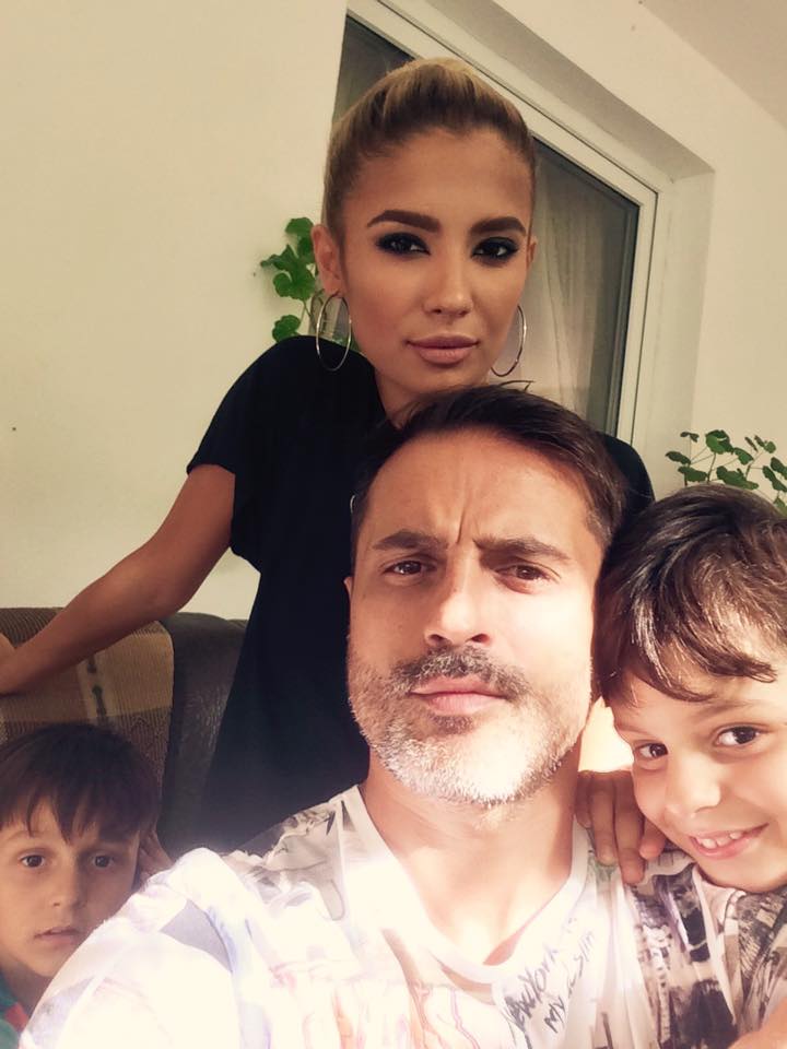 Bebe Dumitrescu alături de fiica lui și de nepoții lui, băieții fratelui său