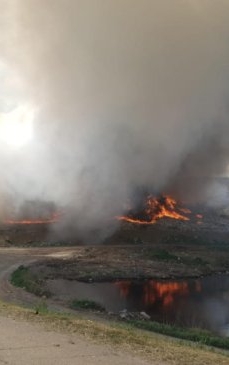 Incendiu uriaş la groapa de gunoi de la Tirighina, Galaţi. A fost emis un mesaj RO-Alert - VIDEO