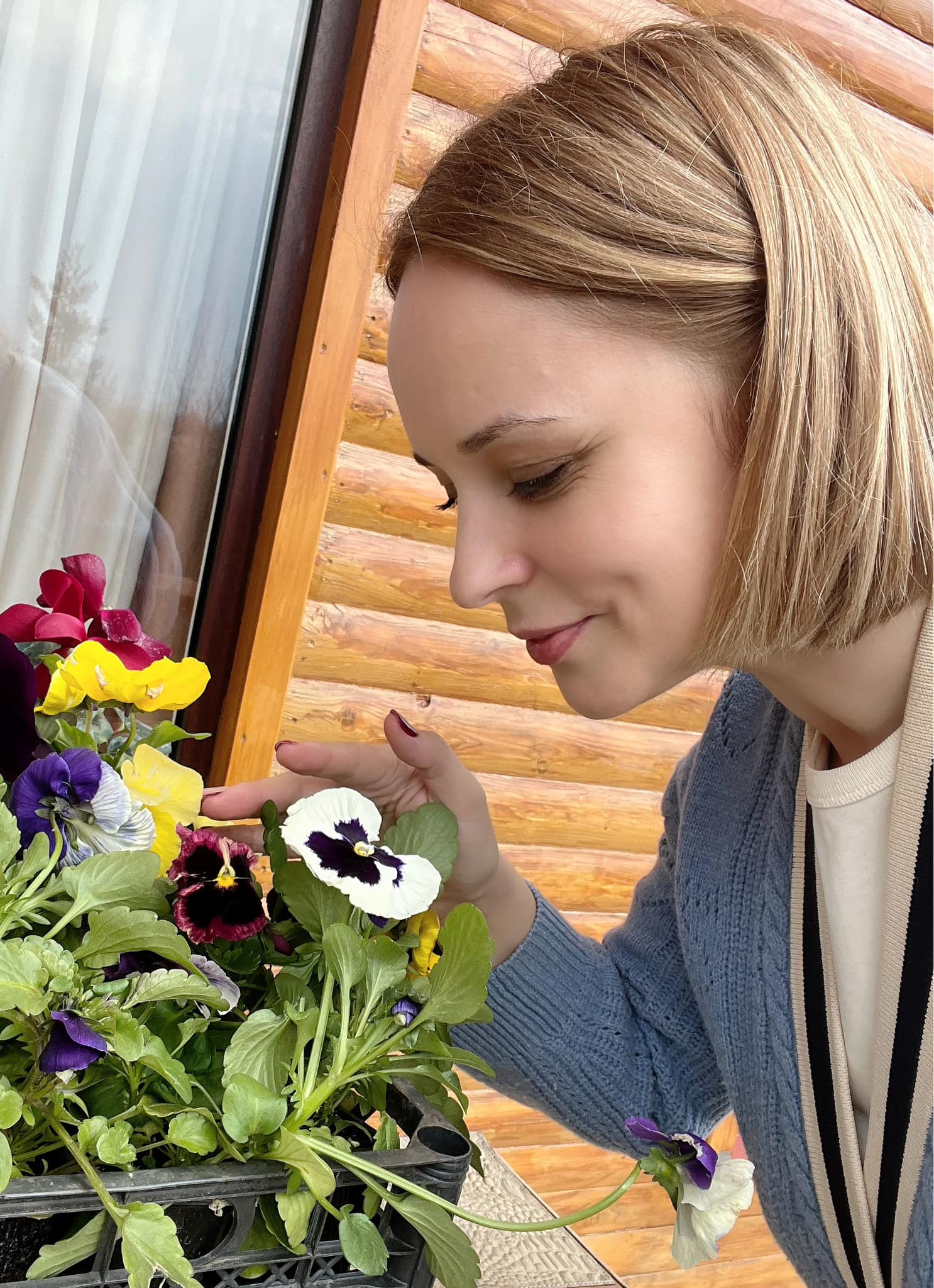 Andreea Marin mirosind florile din curtea ei din Prahova